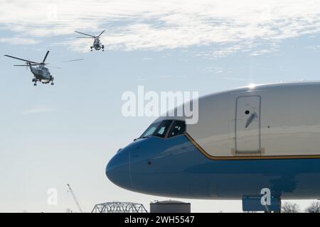 Queens, Stati Uniti. 7 febbraio 2024. Marine One decolla con il presidente degli Stati Uniti Joe Biden a bordo dell'aeroporto internazionale John F. Kennedy nel Queens, New York. Il presidente Biden si reca a New York per partecipare a tre eventi della campagna di mercoledì prima di tornare alla Casa Bianca. Credito: SOPA Images Limited/Alamy Live News Foto Stock