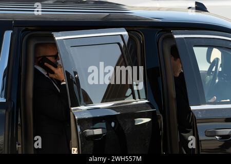 Queens, Stati Uniti. 7 febbraio 2024. Gli agenti dei servizi segreti si preparano all'arrivo del presidente degli Stati Uniti Joe Biden sull'Air Force One all'aeroporto internazionale John F. Kennedy nel Queens, New York. Il presidente Biden si reca a New York per partecipare a tre eventi della campagna di mercoledì prima di tornare alla Casa Bianca. (Foto di Derek French/SOPA Images/Sipa USA) credito: SIPA USA/Alamy Live News Foto Stock