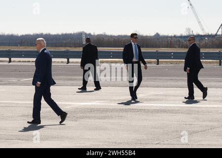 Queens, Stati Uniti. 7 febbraio 2024. Il presidente degli Stati Uniti Joe Biden arriva a piedi al Marine One all'aeroporto internazionale John F. Kennedy nel Queens, New York. Il presidente Biden si reca a New York per partecipare a tre eventi della campagna di mercoledì prima di tornare alla Casa Bianca. (Foto di Derek French/SOPA Images/Sipa USA) credito: SIPA USA/Alamy Live News Foto Stock