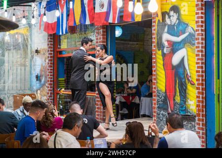 Tango show, la Boca, Buenos Aires, Argentina, lunedì, 13 novembre 2023. Foto: David Rowland / One-Image.com Foto Stock