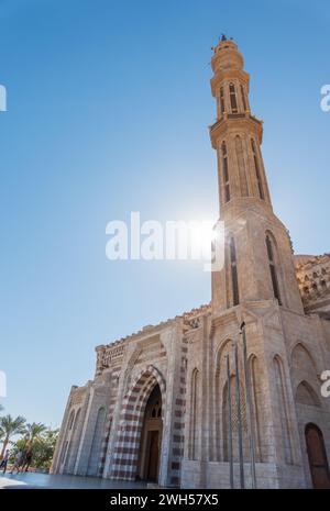 Splendida moschea al Mustafa nella città vecchia di Sharm El Sheikh in Egitto, al tramonto. Vista frontale della Moschea di El Sahaba a Sharm El Sheikh Foto Stock