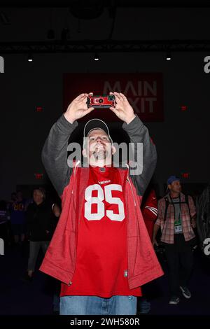 Las Vegas, Nevada, Stati Uniti. 7 febbraio 2024. Un fan dei San Francisco 49ers scatta una foto durante l'esperienza del Super Bowl che si svolge da mercoledì 7 febbraio a sabato 10 febbraio al Mandalay Bay Convention Center di Las Vegas, Nevada. Christopher Trim/CSM/Alamy Live News Foto Stock