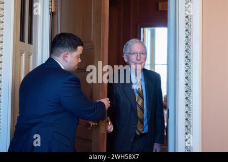 Washington, Vereinigte Staaten. 7 febbraio 2024. Mitch McConnell (Repubblicano del Kentucky), leader delle minoranze senatoriali degli Stati Uniti, esce dal pranzo repubblicano nel Campidoglio di Washington, DC, mercoledì 7 febbraio 2024. Crediti: Annabelle Gordon/CNP/dpa/Alamy Live News Foto Stock