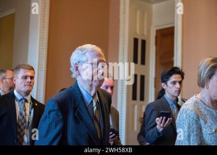 Washington, Vereinigte Staaten. 7 febbraio 2024. Mitch McConnell (Repubblicano del Kentucky), leader delle minoranze senatoriali degli Stati Uniti, esce dal pranzo repubblicano nel Campidoglio di Washington, DC, mercoledì 7 febbraio 2024. Crediti: Annabelle Gordon/CNP/dpa/Alamy Live News Foto Stock