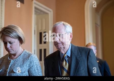 Washington, Vereinigte Staaten. 7 febbraio 2024. Mitch McConnell (Repubblicano del Kentucky), leader delle minoranze senatoriali degli Stati Uniti, esce dal pranzo repubblicano nel Campidoglio di Washington, DC, mercoledì 7 febbraio 2024. Crediti: Annabelle Gordon/CNP/dpa/Alamy Live News Foto Stock