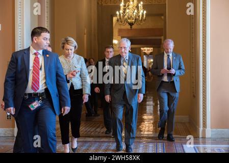 Washington, Vereinigte Staaten. 7 febbraio 2024. Mitch McConnell (Repubblicano del Kentucky), leader delle minoranze senatoriali degli Stati Uniti, esce dal pranzo repubblicano nel Campidoglio di Washington, DC, mercoledì 7 febbraio 2024. Crediti: Annabelle Gordon/CNP/dpa/Alamy Live News Foto Stock