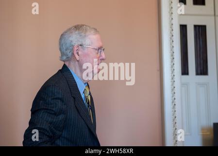 Washington, Vereinigte Staaten. 7 febbraio 2024. Mitch McConnell (Repubblicano del Kentucky), leader delle minoranze senatoriali degli Stati Uniti, esce dal pranzo repubblicano nel Campidoglio di Washington, DC, mercoledì 7 febbraio 2024. Crediti: Annabelle Gordon/CNP/dpa/Alamy Live News Foto Stock