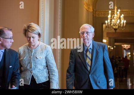 Washington, Vereinigte Staaten. 7 febbraio 2024. Mitch McConnell (Repubblicano del Kentucky), leader delle minoranze senatoriali degli Stati Uniti, esce dal pranzo repubblicano nel Campidoglio di Washington, DC, mercoledì 7 febbraio 2024. Crediti: Annabelle Gordon/CNP/dpa/Alamy Live News Foto Stock