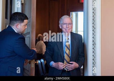 Washington, Vereinigte Staaten. 7 febbraio 2024. Mitch McConnell (Repubblicano del Kentucky), leader delle minoranze senatoriali degli Stati Uniti, esce dal pranzo repubblicano nel Campidoglio di Washington, DC, mercoledì 7 febbraio 2024. Crediti: Annabelle Gordon/CNP/dpa/Alamy Live News Foto Stock