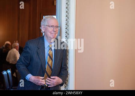 Washington, Vereinigte Staaten. 7 febbraio 2024. Mitch McConnell (Repubblicano del Kentucky), leader delle minoranze senatoriali degli Stati Uniti, esce dal pranzo repubblicano nel Campidoglio di Washington, DC, mercoledì 7 febbraio 2024. Crediti: Annabelle Gordon/CNP/dpa/Alamy Live News Foto Stock