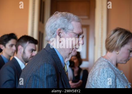 Washington, Vereinigte Staaten. 7 febbraio 2024. Mitch McConnell (Repubblicano del Kentucky), leader delle minoranze senatoriali degli Stati Uniti, esce dal pranzo repubblicano nel Campidoglio di Washington, DC, mercoledì 7 febbraio 2024. Crediti: Annabelle Gordon/CNP/dpa/Alamy Live News Foto Stock