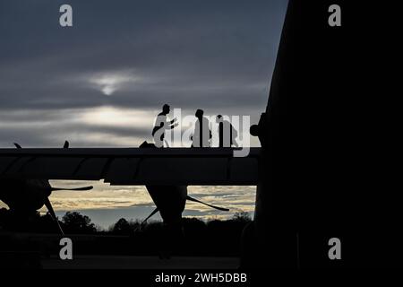 1 febbraio 2024 - Little Rock Air Force base, Arkansas, USA - gli aviatori assegnati al 19th Aircraft Maintenance Squadron ispezionano l'ala di un C-130J Super Hercules durante l'esercizio di preparazione alla Ggnarly Explodeo presso la Little Rock Air Force base, Arkansas, febbraio. 1, 2024. Durante questo esercizio, il 19th Airlift Wing eseguì il Rocket Launch Playbook, un supplemento al piano di installazione della base che fornisce un mezzo per dispiegare rapidamente otto dei suoi C-130J Super Hercules in una linea temporale estremamente accelerata per consentire lo schema di manovra della Joint Force. (foto di Foto Stock