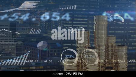 Immagine dell'elaborazione dei dati e delle monete sul paesaggio urbano Foto Stock