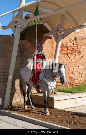 Rabat, Marocco - gennaio 25 2018: Una Guardia reale marocchina montata su un cavallo all'ingresso principale della spianata Yacoub al-Mansour. Foto Stock