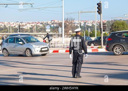 Rabat, Marocco - gennaio 25 2018: Poliziotto che regola il traffico in una rotatoria. Foto Stock