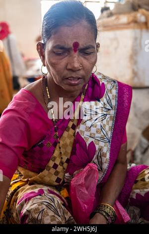 Ritratto donna indiana. Foto di strada di origine indiana donna anziana. Signora anziana indiana con bindi tradizionali come terzo occhio, piercing sul naso - gennaio 30,2 Foto Stock