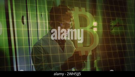 Immagine dell'icona bitcoin sull'uomo asiatico nella sala server Foto Stock