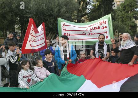 Beirut, Libano. 7 febbraio 2024. Attivisti pro Palestina protestano al di fuori della delegazione dell'Unione europea a Beirut, Libano, 7 febbraio 2024. I manifestanti affermano che non vi sono prove di collusione dell'UNRWA-Hamas e chiedono agli Stati europei di smettere di sostenere le affermazioni di Israele e di iniziare a rimborsare l'UNRWA. (Foto di Elisa Gestri/Sipa USA) credito: SIPA USA/Alamy Live News Foto Stock