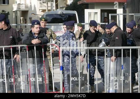 Beirut, Libano. 7 febbraio 2024. Attivisti pro Palestina protestano al di fuori della delegazione dell'Unione europea a Beirut, Libano, 7 febbraio 2024. I manifestanti affermano che non vi sono prove di collusione dell'UNRWA-Hamas e chiedono agli Stati europei di smettere di sostenere le affermazioni di Israele e di iniziare a rimborsare l'UNRWA. (Foto di Elisa Gestri/Sipa USA) credito: SIPA USA/Alamy Live News Foto Stock