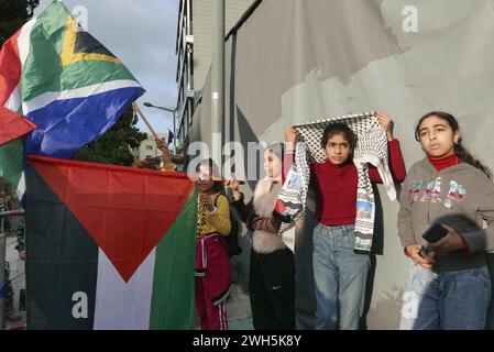 Beirut, Libano. 7 febbraio 2024. Attivisti pro Palestina protestano al di fuori della delegazione dell'Unione europea a Beirut, Libano, 7 febbraio 2024. I manifestanti affermano che non vi sono prove di collusione dell'UNRWA-Hamas e chiedono agli Stati europei di smettere di sostenere le affermazioni di Israele e di iniziare a rimborsare l'UNRWA. (Foto di Elisa Gestri/Sipa USA) credito: SIPA USA/Alamy Live News Foto Stock