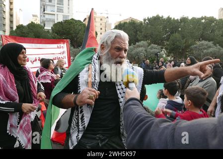 Beirut, Libano. 7 febbraio 2024. Attivisti pro Palestina protestano al di fuori della delegazione dell'Unione europea a Beirut, Libano, 7 febbraio 2024. I manifestanti affermano che non vi sono prove di collusione dell'UNRWA-Hamas e chiedono agli Stati europei di smettere di sostenere le affermazioni di Israele e di iniziare a rimborsare l'UNRWA. (Foto di Elisa Gestri/Sipa USA) credito: SIPA USA/Alamy Live News Foto Stock