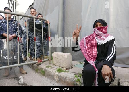 Beirut, Libano. 7 febbraio 2024. Attivisti pro Palestina protestano al di fuori della delegazione dell'Unione europea a Beirut, Libano, 7 febbraio 2024. I manifestanti affermano che non vi sono prove di collusione dell'UNRWA-Hamas e chiedono agli Stati europei di smettere di sostenere le affermazioni di Israele e di iniziare a rimborsare l'UNRWA. (Foto di Elisa Gestri/Sipa USA) credito: SIPA USA/Alamy Live News Foto Stock