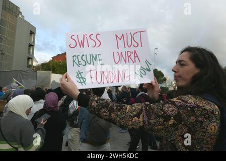 Beirut, Libano. 7 febbraio 2024. Attivisti pro Palestina protestano al di fuori della delegazione dell'Unione europea a Beirut, Libano, 7 febbraio 2024. I manifestanti affermano che non vi sono prove di collusione dell'UNRWA-Hamas e chiedono agli Stati europei di smettere di sostenere le affermazioni di Israele e di iniziare a rimborsare l'UNRWA. (Foto di Elisa Gestri/Sipa USA) credito: SIPA USA/Alamy Live News Foto Stock