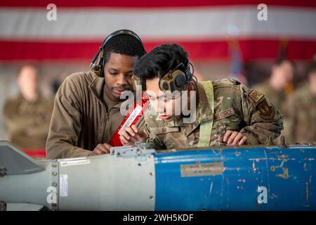 25 gennaio 2024 - Spangdahlem Air base, Rheinland-Pfalz, Germania - Sgt. Di stato maggiore dell'aeronautica statunitense Deion Neal, 480th Fighter Generation Squadron, sinistra, comando dell'equipaggio di carico delle armi, e Airman 1st Class Huy ha, 480th Fighter Generation Squadron membro dell'equipaggio di carico di armi, ispeziona un GBU-38 munizioni da attacco diretto congiunto durante una gara di carico alla base aerea di Spangdahlem, Germania, gennaio. 25, 2024. Questa competizione di caricamento incorporò la parte di costruzione di munizioni nella competizione generale, una prima per Spangdahlem AB. (Foto di Albert Morel) (immagine di credito: © U.S. Air Force/ZUMA Press Wire) USO EDITORIALE Foto Stock