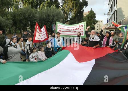 Beirut, Libano. 7 febbraio 2024. Attivisti pro Palestina protestano al di fuori della delegazione dell'Unione europea a Beirut, Libano, 7 febbraio 2024. I manifestanti affermano che non vi sono prove di collusione dell'UNRWA-Hamas e chiedono agli Stati europei di smettere di sostenere le affermazioni di Israele e di iniziare a rimborsare l'UNRWA. (Foto di Elisa Gestri/Sipa USA) credito: SIPA USA/Alamy Live News Foto Stock