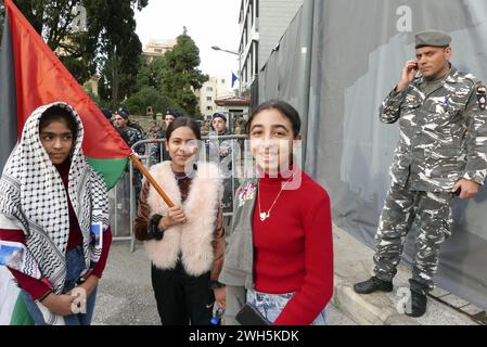 Beirut, Libano. 7 febbraio 2024. Attivisti pro Palestina protestano al di fuori della delegazione dell'Unione europea a Beirut, Libano, 7 febbraio 2024. I manifestanti affermano che non vi sono prove di collusione dell'UNRWA-Hamas e chiedono agli Stati europei di smettere di sostenere le affermazioni di Israele e di iniziare a rimborsare l'UNRWA. (Foto di Elisa Gestri/Sipa USA) credito: SIPA USA/Alamy Live News Foto Stock