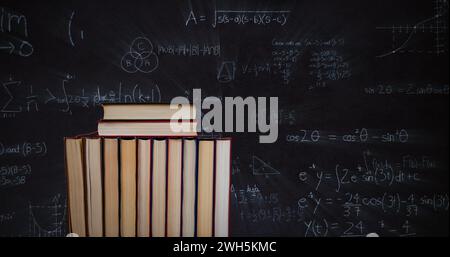 L'immagine digitale mostra libri ed equazioni matematiche animate su uno sfondo scuro. Foto Stock