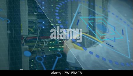 Immagine della scansione dell'oscilloscopio sul tecnico che controlla il server del computer Foto Stock