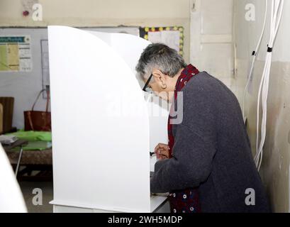 Islamabad. 8 febbraio 2024. Una donna esprime il suo voto in un seggio elettorale a Islamabad, capitale del Pakistan, l'8 febbraio 2024. Il sondaggio per le elezioni generali del Pakistan è iniziato in tutto il paese giovedì mattina, ha detto la Commissione elettorale del Pakistan (ECP). Crediti: Ahmad Kamal/Xinhua/Alamy Live News Foto Stock