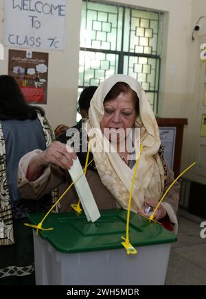 Islamabad. 8 febbraio 2024. Una donna esprime il suo voto in un seggio elettorale a Islamabad, capitale del Pakistan, l'8 febbraio 2024. Il sondaggio per le elezioni generali del Pakistan è iniziato in tutto il paese giovedì mattina, ha detto la Commissione elettorale del Pakistan (ECP). Crediti: Ahmad Kamal/Xinhua/Alamy Live News Foto Stock