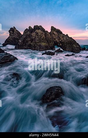 Un paesaggio e un paesaggio marino a Gigi Hiu, Lampung, Indonesia. Foto Stock