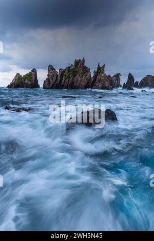 Un paesaggio e un paesaggio marino a Gigi Hiu, Lampung, Indonesia. Foto Stock