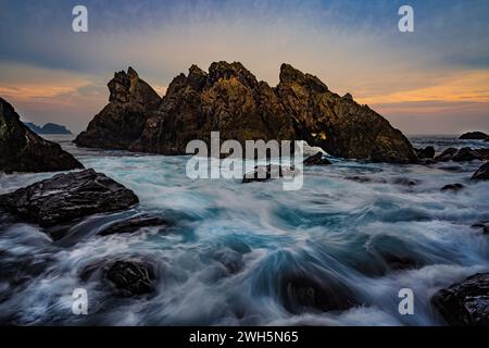 Un paesaggio e un paesaggio marino a Gigi Hiu, Lampung, Indonesia. Foto Stock