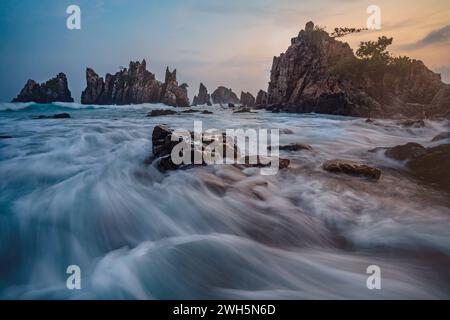 Un paesaggio e un paesaggio marino a Gigi Hiu, Lampung, Indonesia. Foto Stock