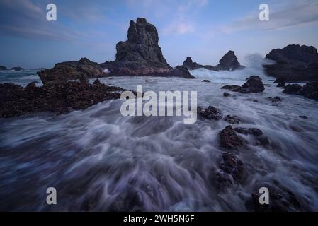 Un paesaggio e un paesaggio marino a Gigi Hiu, Lampung, Indonesia. Foto Stock