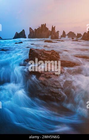 Un paesaggio e un paesaggio marino a Gigi Hiu, Lampung, Indonesia. Foto Stock