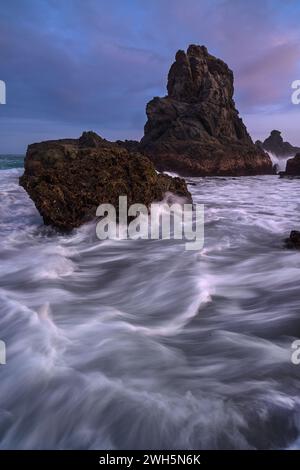 Un paesaggio e un paesaggio marino a Gigi Hiu, Lampung, Indonesia. Foto Stock