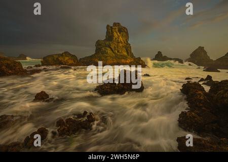 Un paesaggio e un paesaggio marino a Gigi Hiu, Lampung, Indonesia. Foto Stock