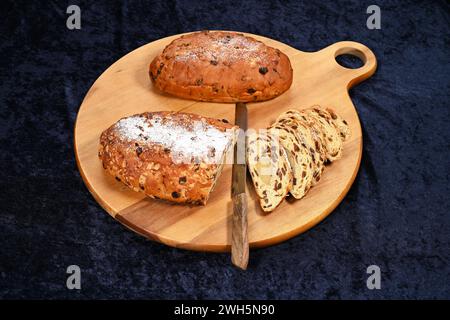 Stollen natalizio servito su una tavola di legno Foto Stock