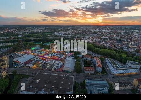 Vista del Plärrer, il più grande parco divertimenti della Svevia, alla luce della sera Foto Stock