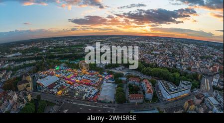 Vista del Plärrer, il più grande parco divertimenti della Svevia, alla luce della sera Foto Stock