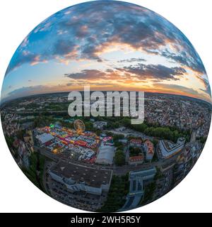 Vista del Plärrer, il più grande parco divertimenti della Svevia, alla luce della sera Foto Stock