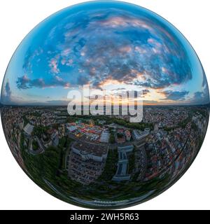 Vista del Plärrer, il più grande parco divertimenti della Svevia, alla luce della sera Foto Stock