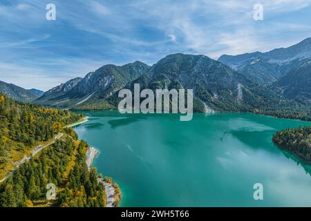 Atmosfera autunnale al Plansee vicino a Reutte in Tirolo Foto Stock