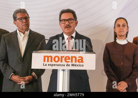 Claudia Sheinbaum Mexicos Conferenza stampa precandidata 6 febbraio 2024, città del Messico, Messico: Il coordinatore del gruppo parlamentare Morena e il presidente del comitato di coordinamento politico della camera dei deputati, Ignacio Mier, interviene durante la conferenza stampa, in cui Claudia Sheinbaum, precandidato alla presidenza del Messico dalla coalizione Let S Continue Making History ha reso nota la sua posizione riguardo alle iniziative presentate dal Presidente Andres Manuel Lopez Obrador alla camera dei deputati dell'Hotel Camino Real Pedregal. Città del Messico Messico Copyright: XJosexLuisxToralesx Foto Stock