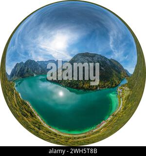 Atmosfera autunnale al Plansee vicino a Reutte in Tirolo Foto Stock